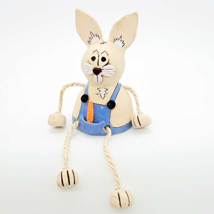 Kantenhocker Osterhase aus Ton mit blauer Hose