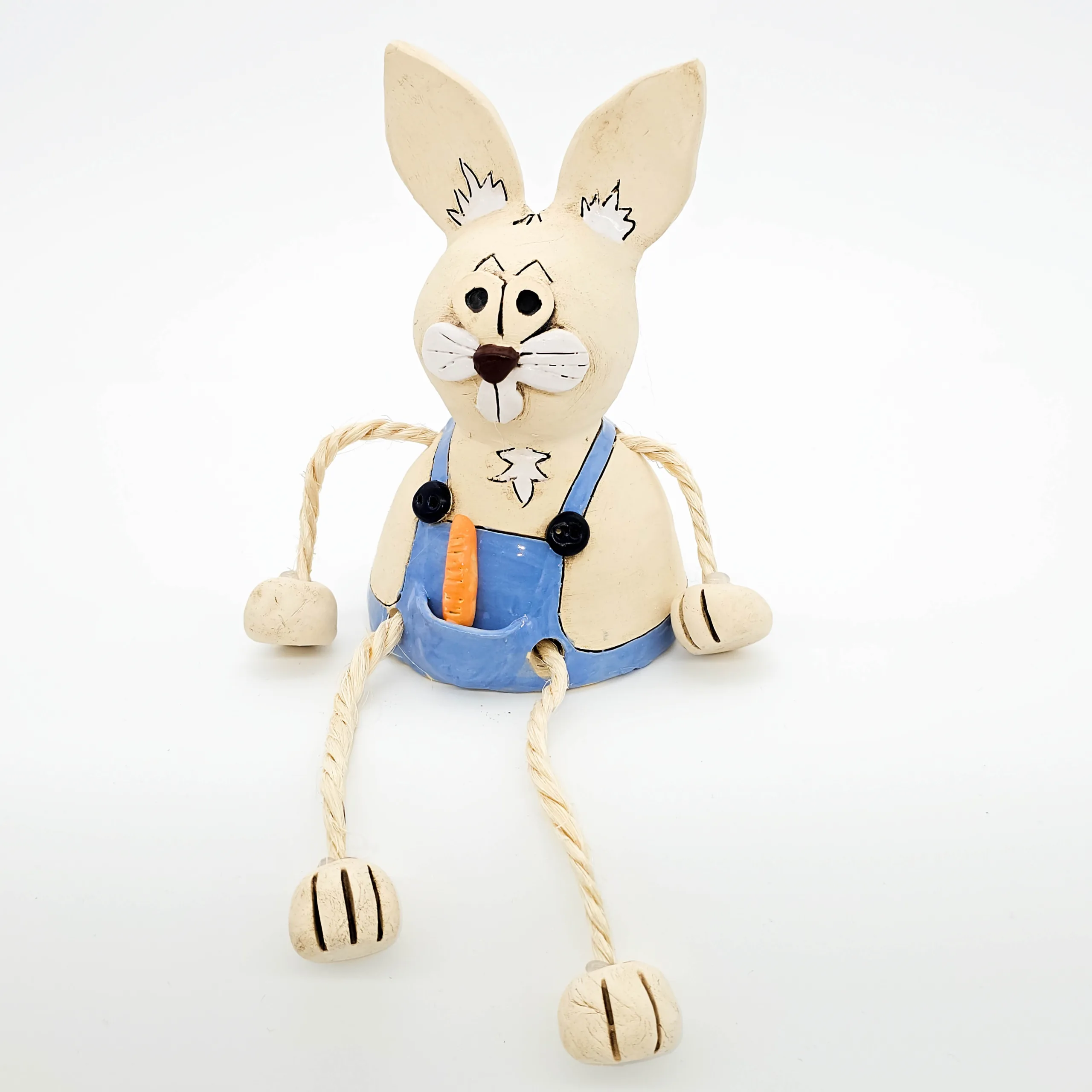 Kantenhocker Osterhase aus Ton mit blauer Hose