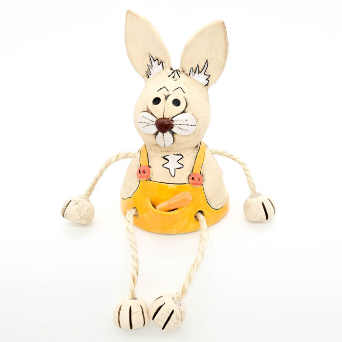 Kantenhocker Osterhase aus Ton mit gelber Hose