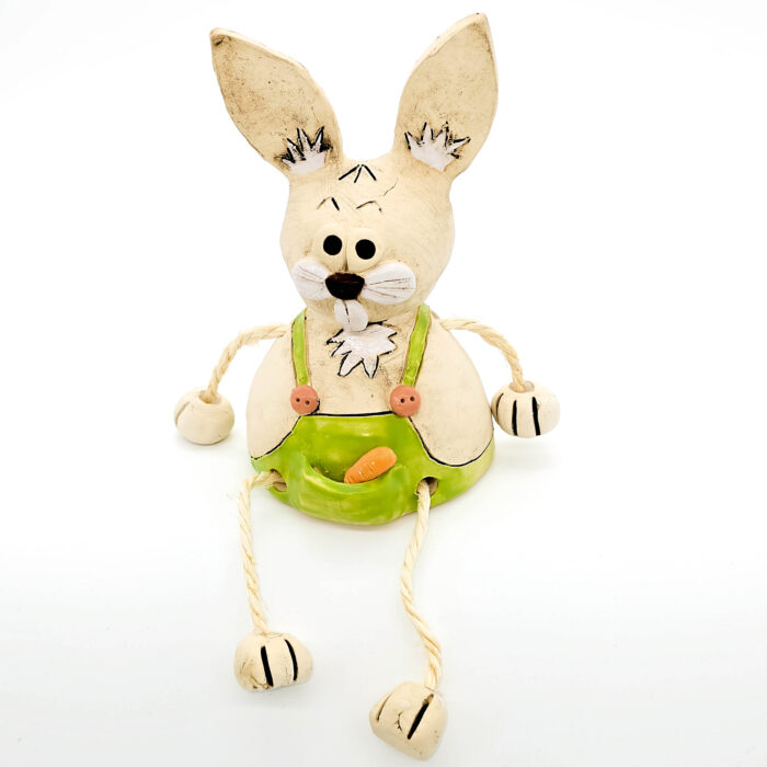 Kantenhocker Osterhase aus Ton mit grüner Hose