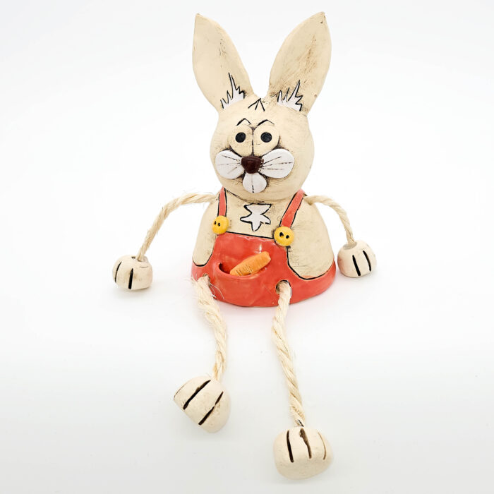 Kantenhocker Osterhase aus Ton mit roter Hose