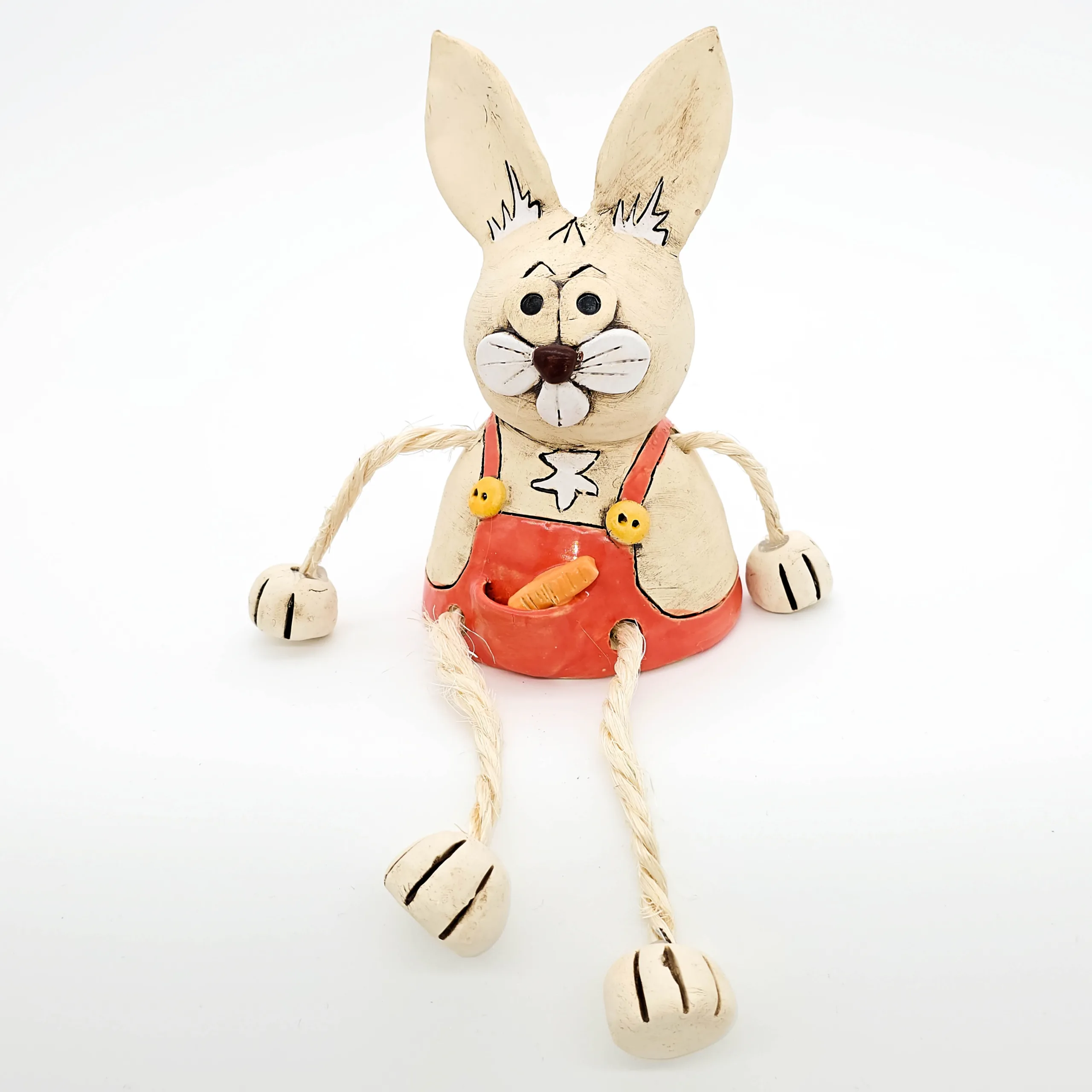 Kantenhocker Osterhase aus Ton mit roter Hose