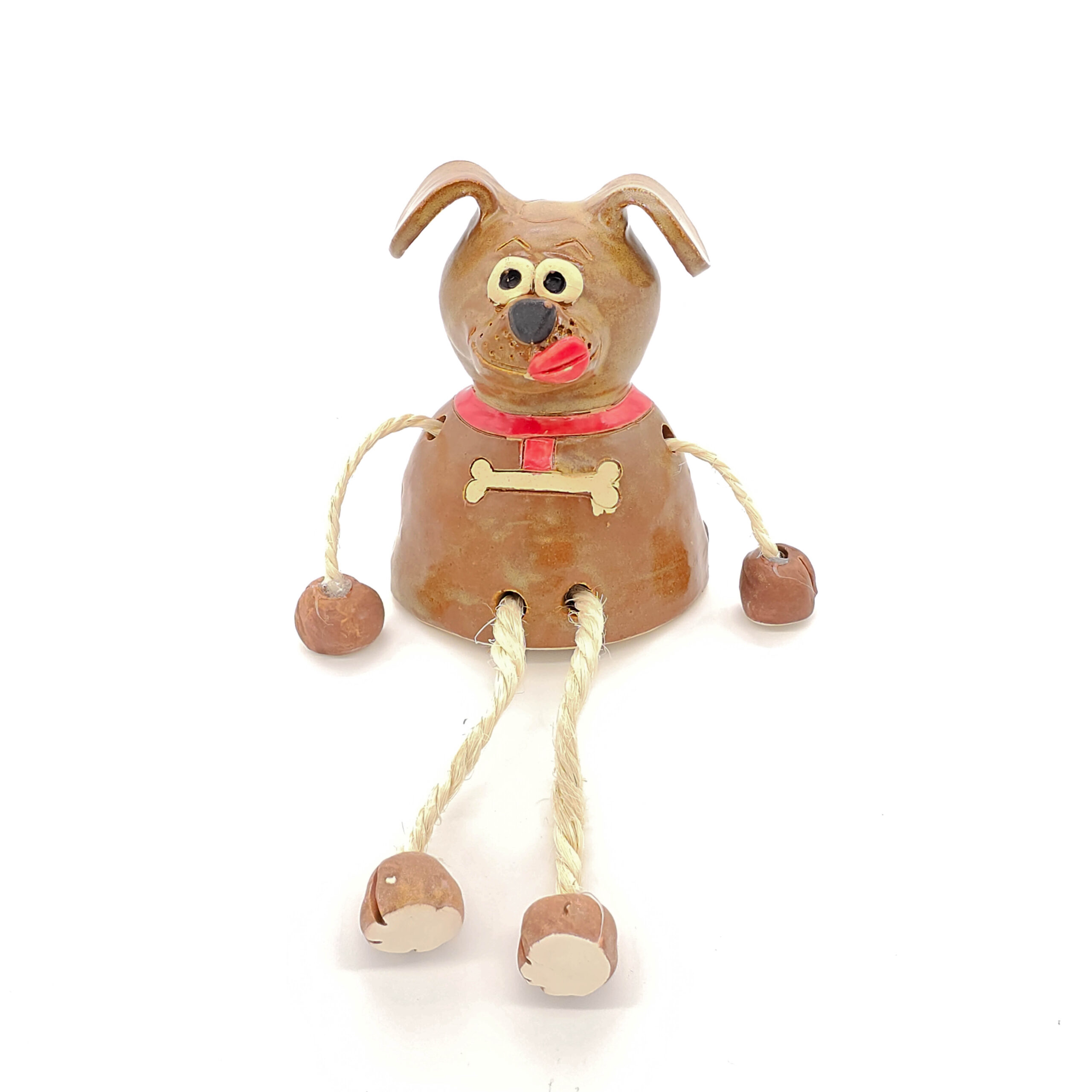 Kantenhocker Hund aus Ton in braun