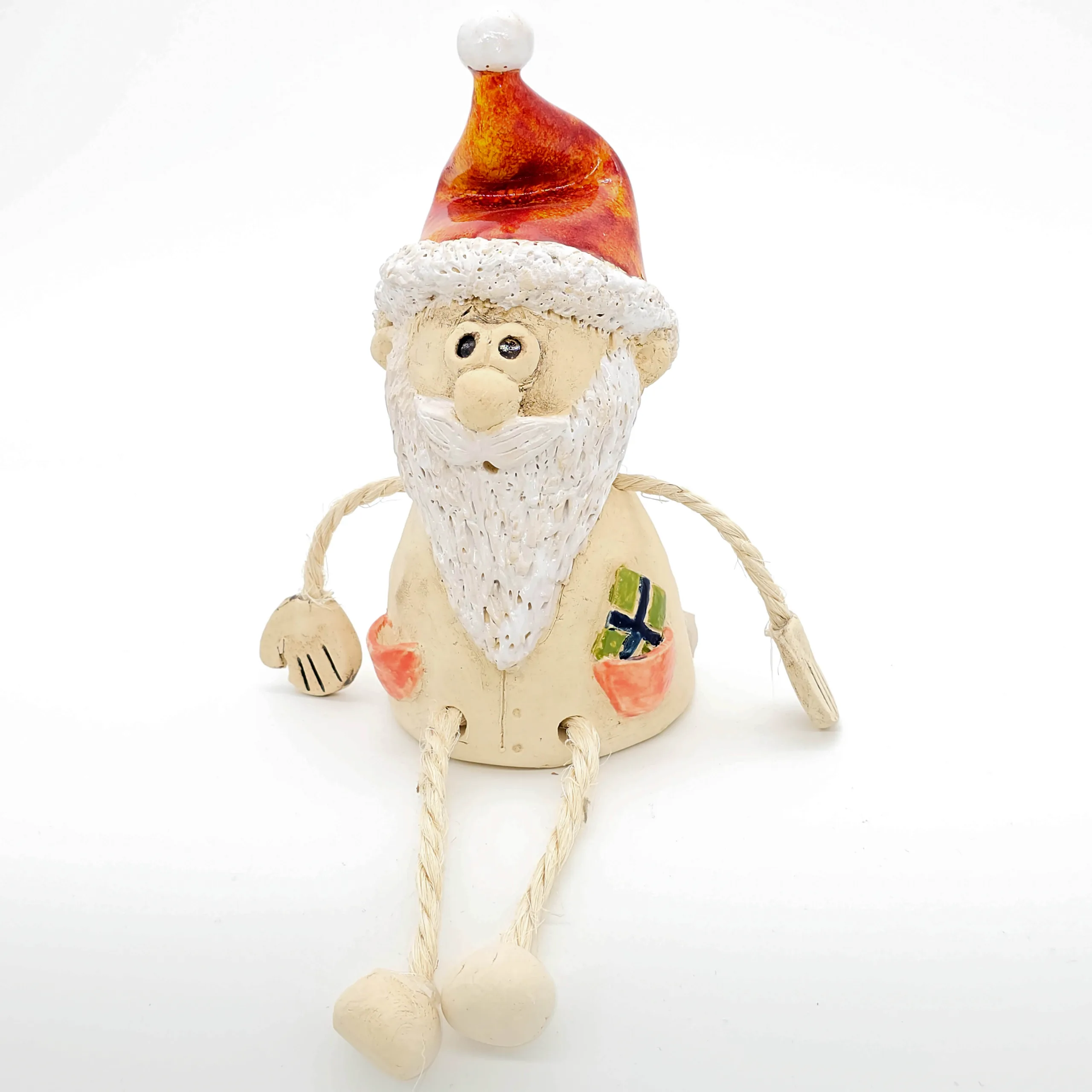 Kantenhocker Weihnachtsmann aus Ton mit roter Mütze