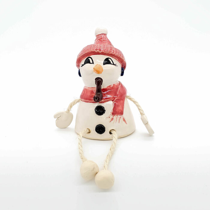 Kantenhocker Schneemann aus Ton mit roter Mütze und Schal