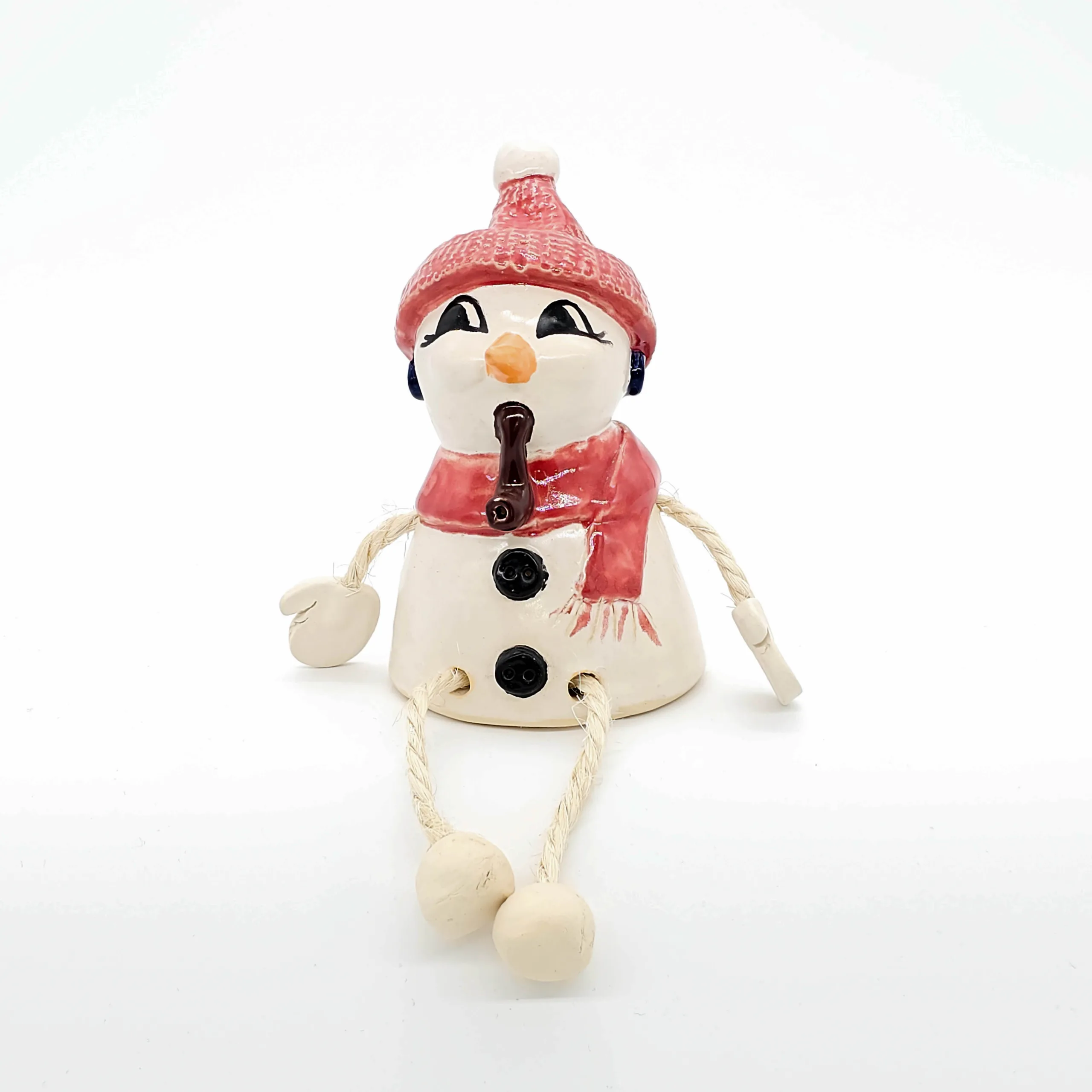 Kantenhocker Schneemann aus Ton mit roter Mütze und Schal