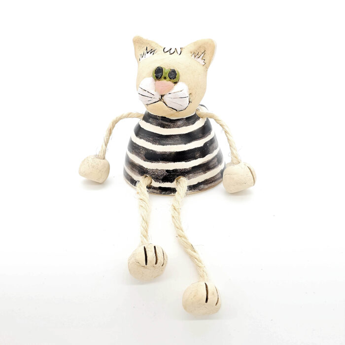 Kantenhocker Katze aus Ton, schwarz/weiß gestreift