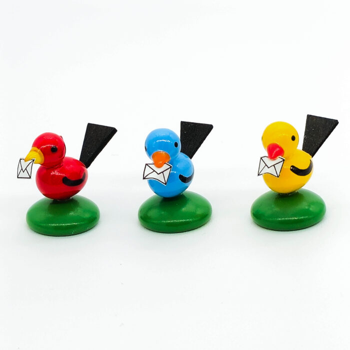 kleine bunte Vögel mit Brief im Schnabel