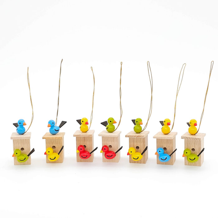 kleine Vogelhäuser zum hängen in verschiedenen Farben
