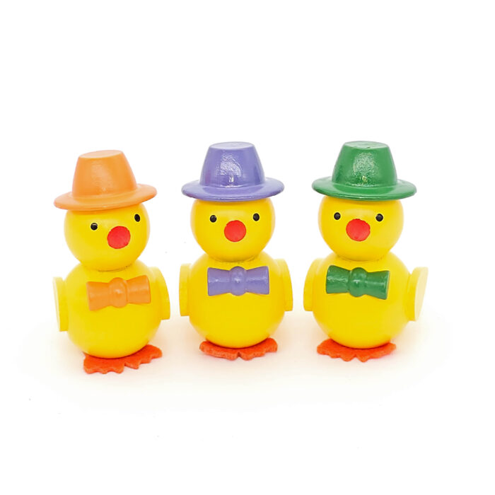 kleine gelbe Küken aus Holz mit Hut und Schleife