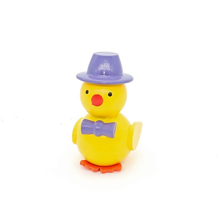 kleine gelbe Küken aus Holz mit violettem Hut und Schleife