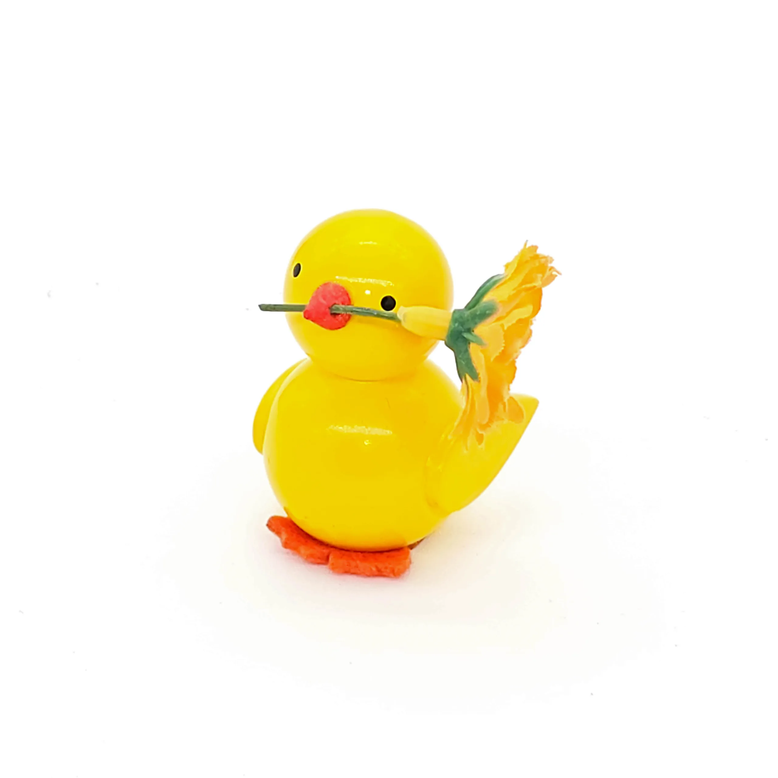 kleine gelbe Küken aus Holz mit Blume