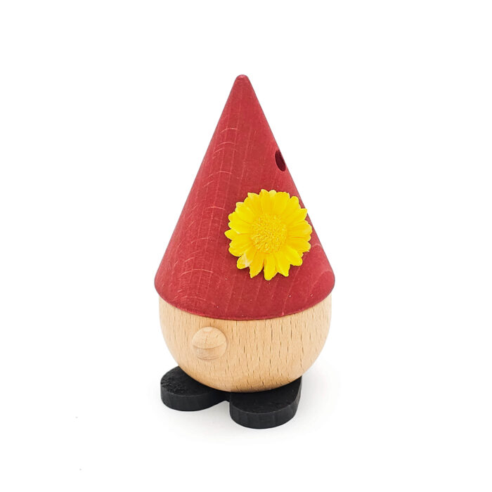 Räucherzwerge aus Holz mit rotem Hut und gelber Blume
