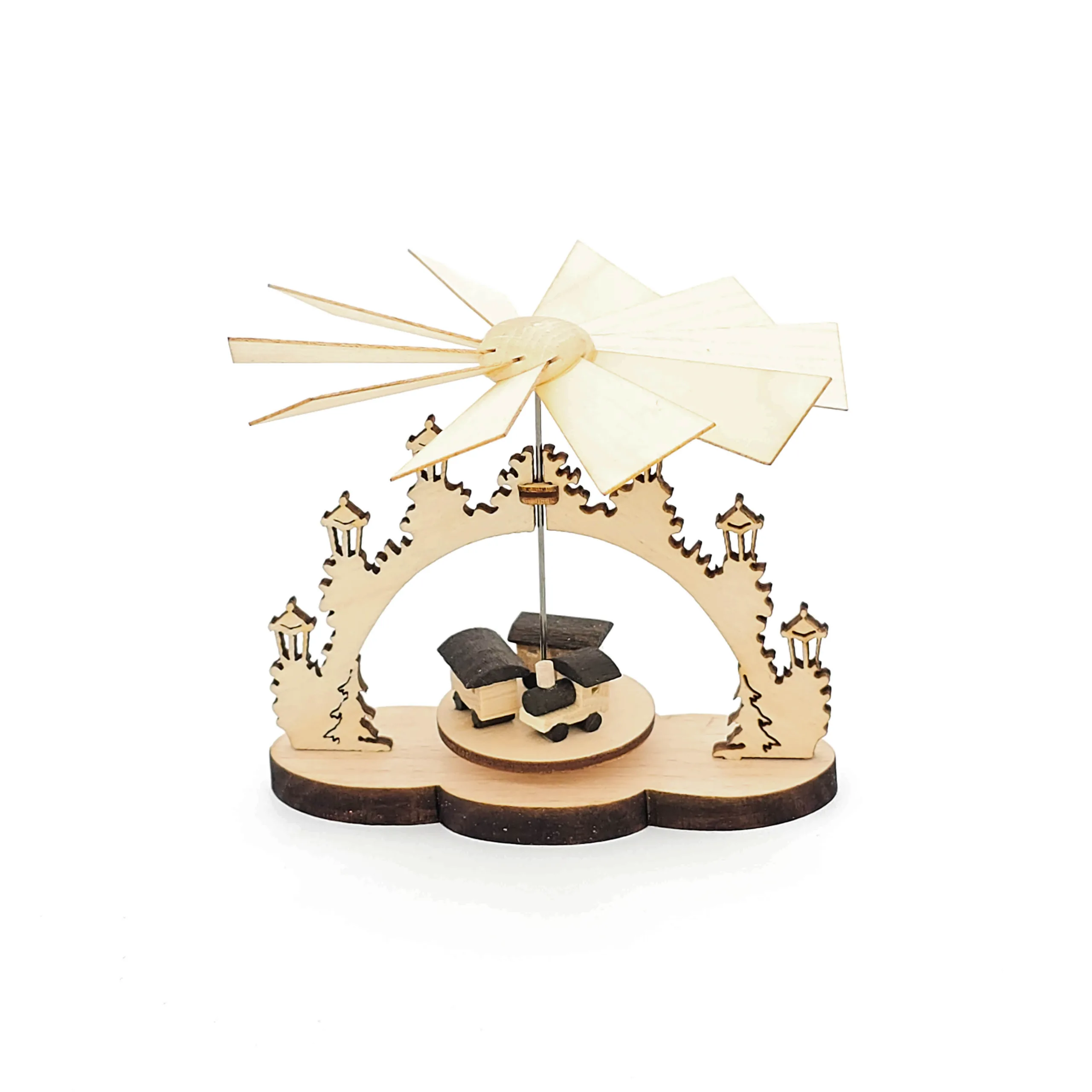 Minipyramide mit Zug in natur