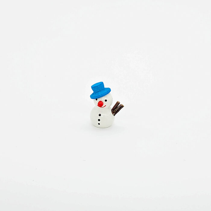 kleine weiße Schneemänner mit blauem Hut