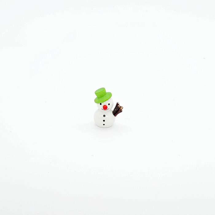 kleine weiße Schneemänner mit grünem Hut