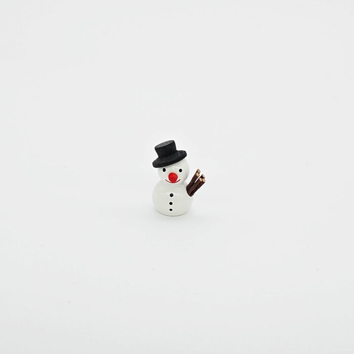 kleine weiße Schneemänner mit schwarzem Hut