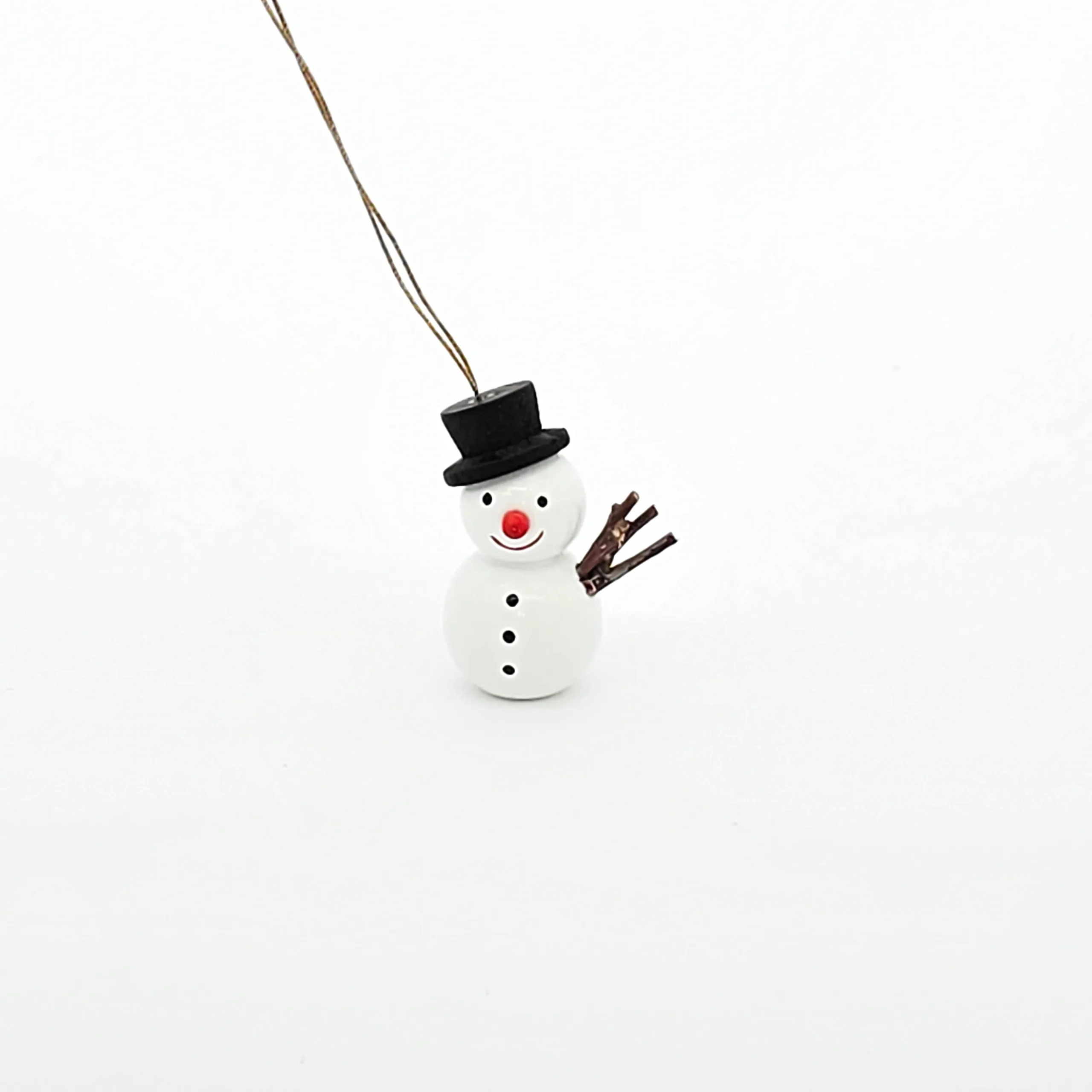 kleine weiße Schneemänner hängend mit schwarzem Hut