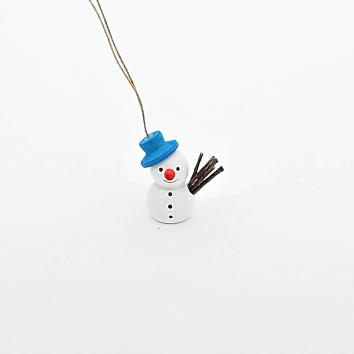 kleine weiße Schneemänner hängend mit blauem Hut