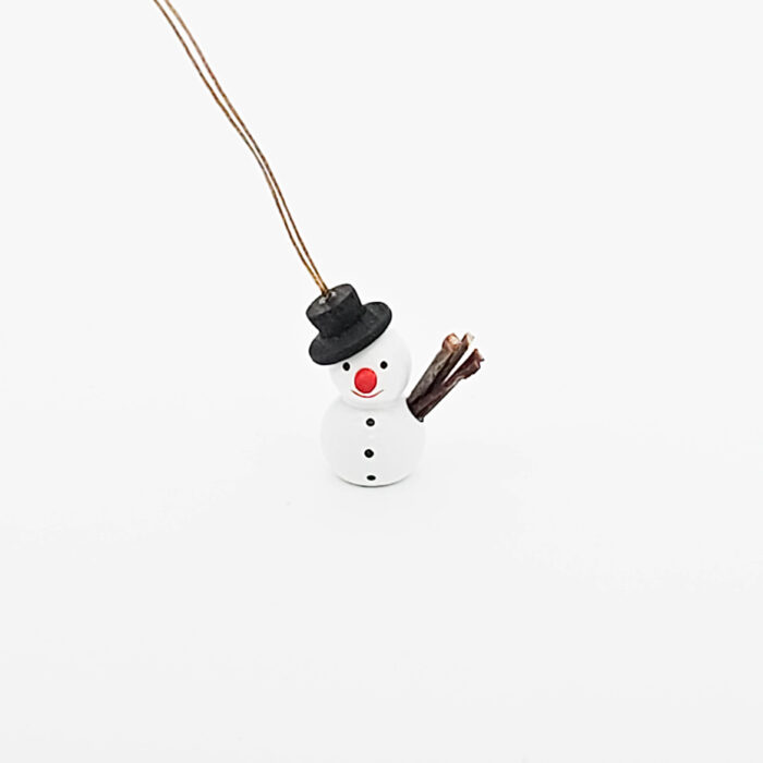 kleine weiße Schneemänner hängend mit schwarzem Hut