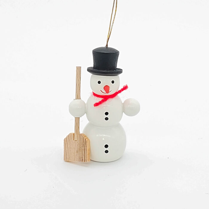 kleiner weißer Holzschneemann hängend mit Schippe