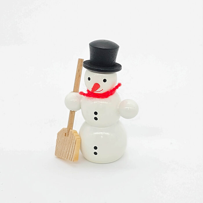 kleiner weißer Holzschneemann mit Schippe