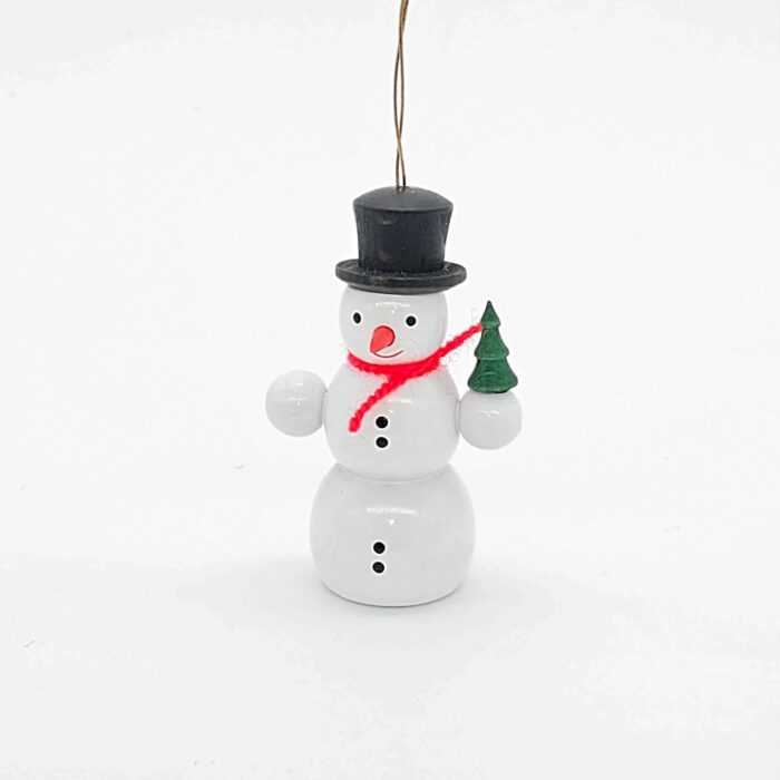 kleiner weißer Holzschneemann hängend mit Baum