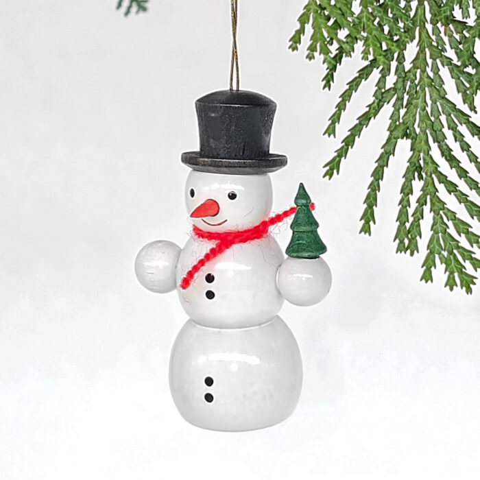 kleiner weißer Holzschneemann hängend mit Baum