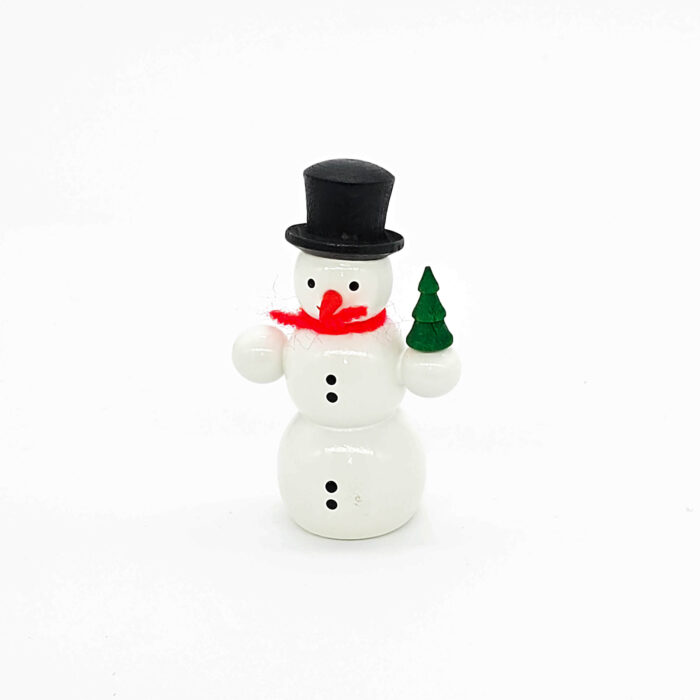 kleiner weißer Holzschneemann mit Baum