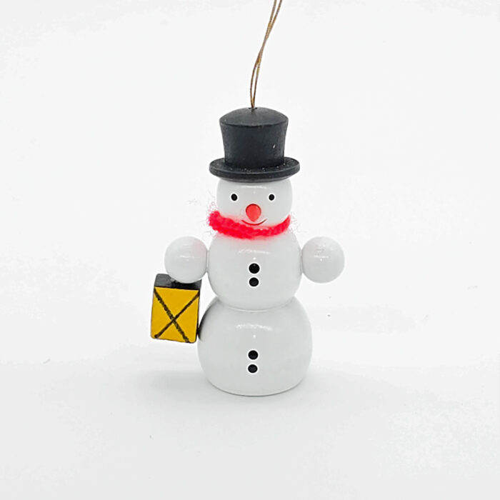 kleiner weißer Holzschneemann hängend mit Laterne