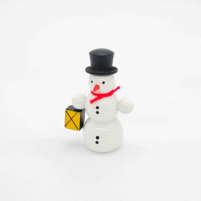 kleiner weißer Holzschneemann mit Laterne