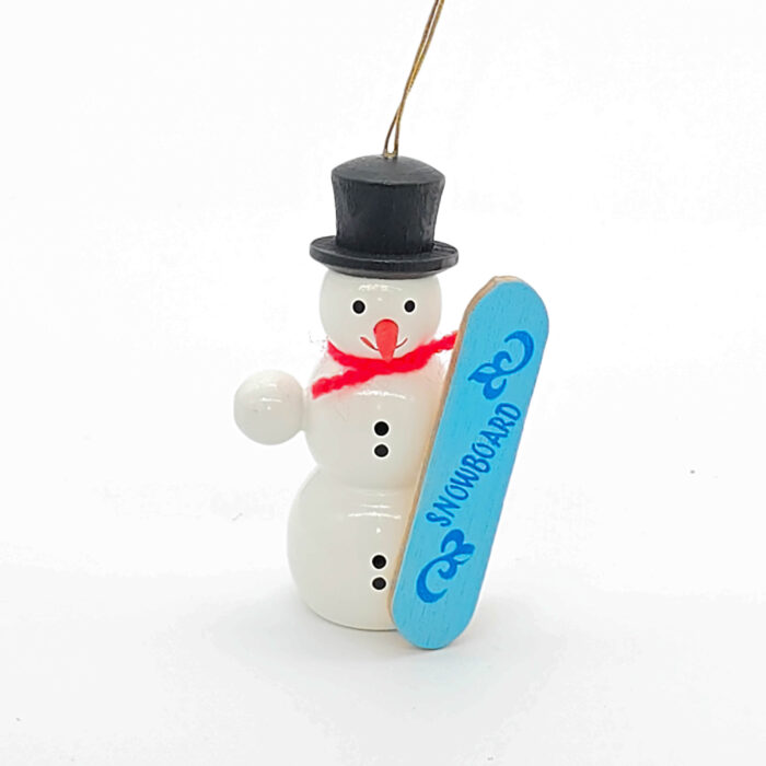 kleiner weißer Holzschneemann hängend mit blauem Snowboard