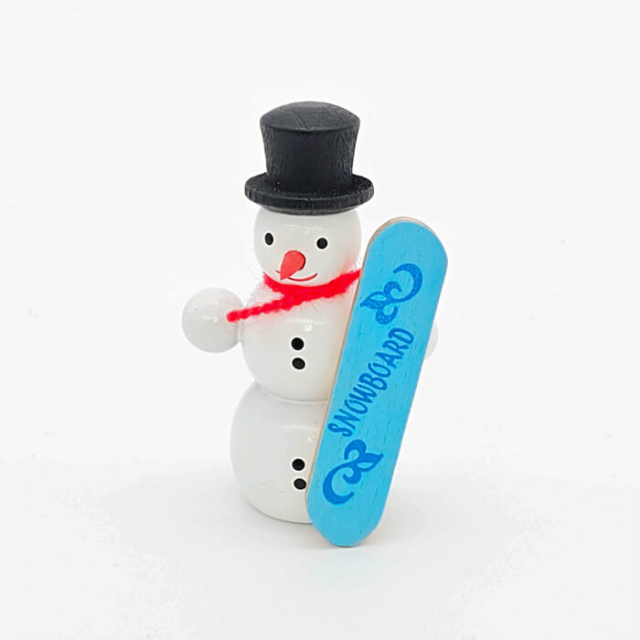 kleiner weißer Holzschneemann mit blauem Snowboard