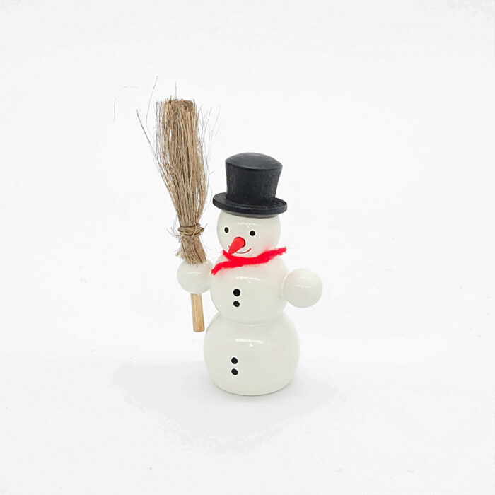kleiner weißer Holzschneemann mit Besen