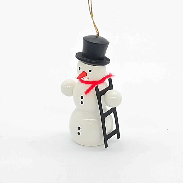 kleiner weißer Holzschneemann hängend mit Leiter