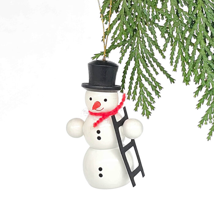 kleiner weißer Holzschneemann hängend mit Leiter