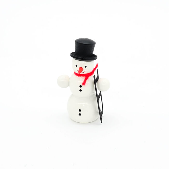 kleiner weißer Holzschneemann mit Leiter