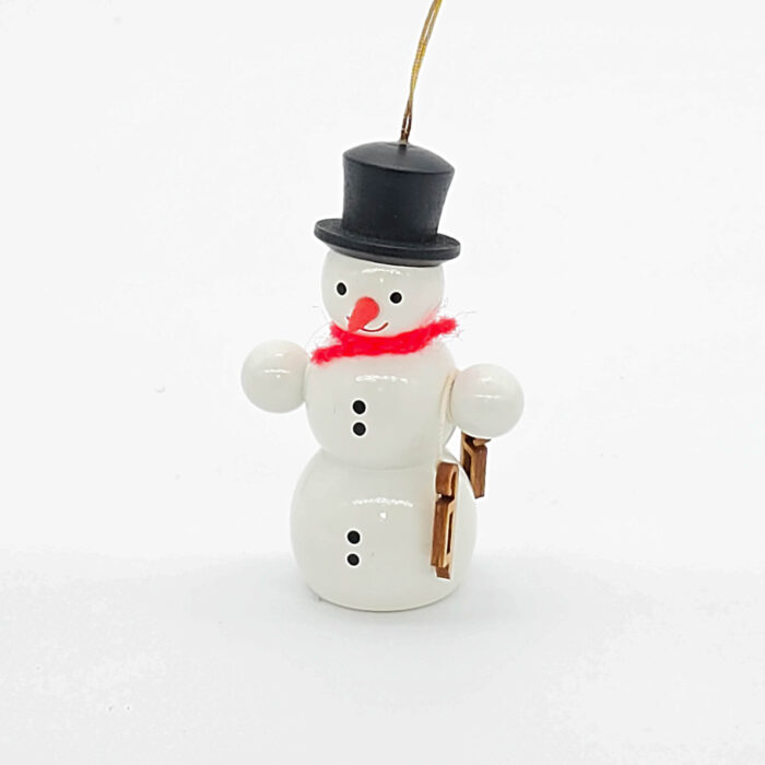 kleiner weißer Holzschneemann hängend mit Schlittschuh