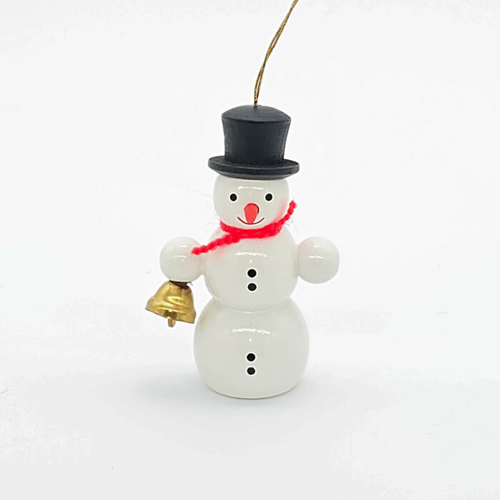 kleiner weißer Holzschneemann hängend mit Glocke