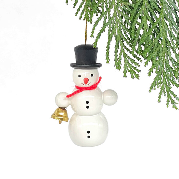kleiner weißer Holzschneemann hängend mit Glocke