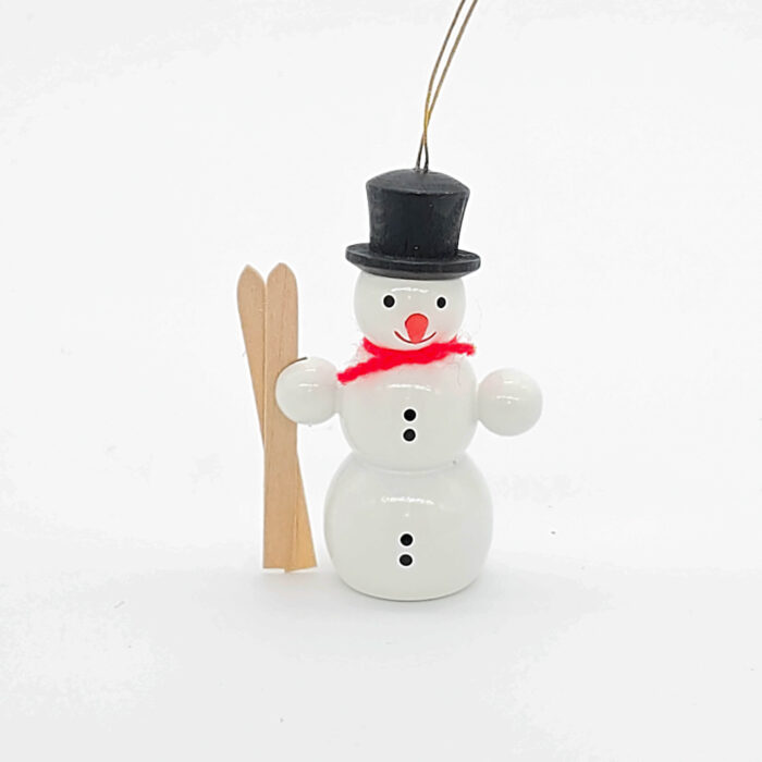 kleiner weißer Holzschneemann hängend mit Ski