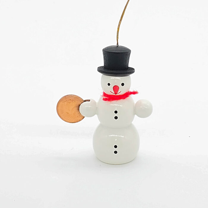 kleiner weißer Holzschneemann hängend mit Cent