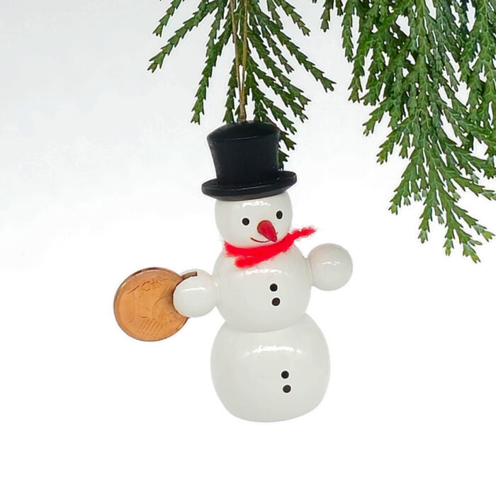 kleiner weißer Holzschneemann hängend mit Cent