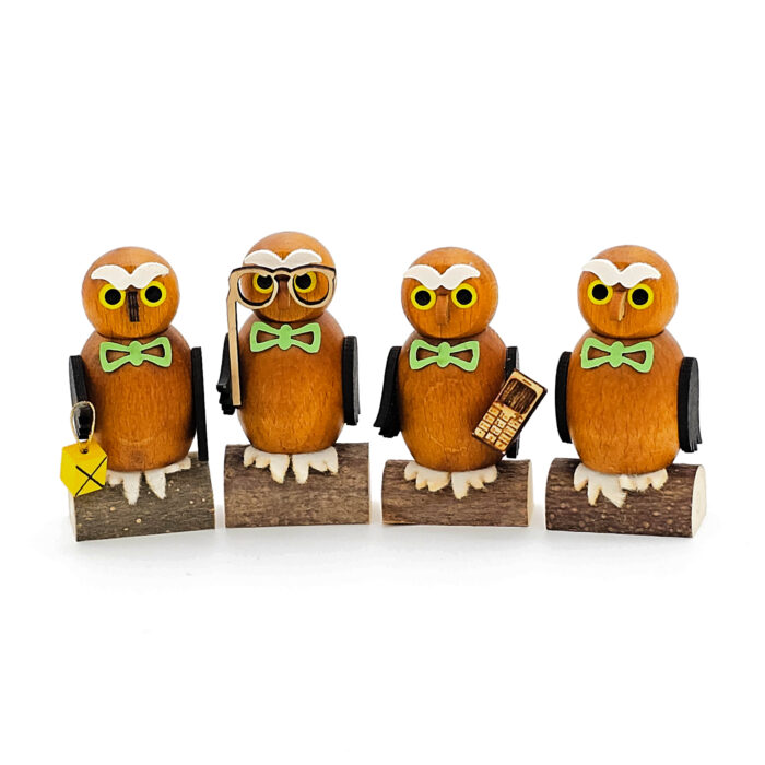 kleine Eulen aus Holz in verschiedenen Varianten