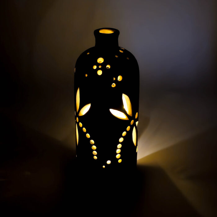 Keramiklichterflasche mit Libellenoptik, im dunkeln beleuchtet