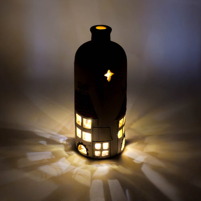 Keramiklichterflasche in Stadtoptik, im dunkeln beleuchtet