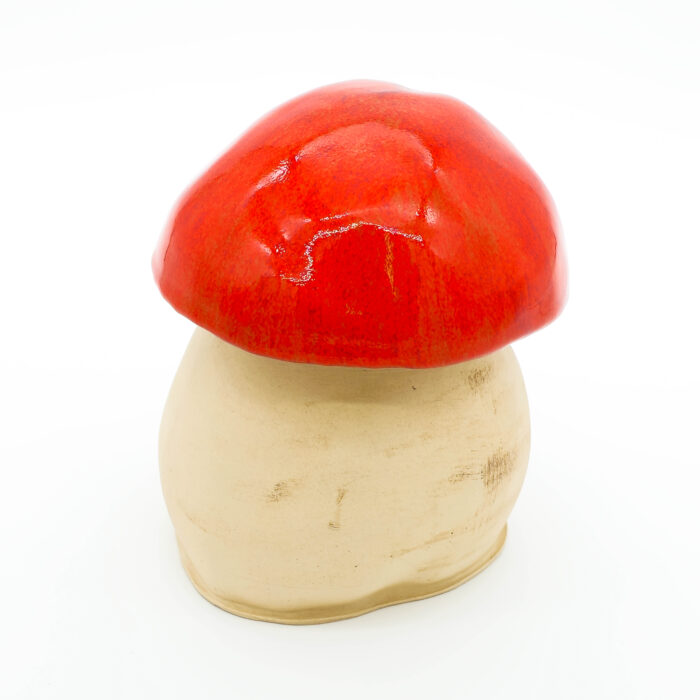 großer Keramikpilz. Farbe rot