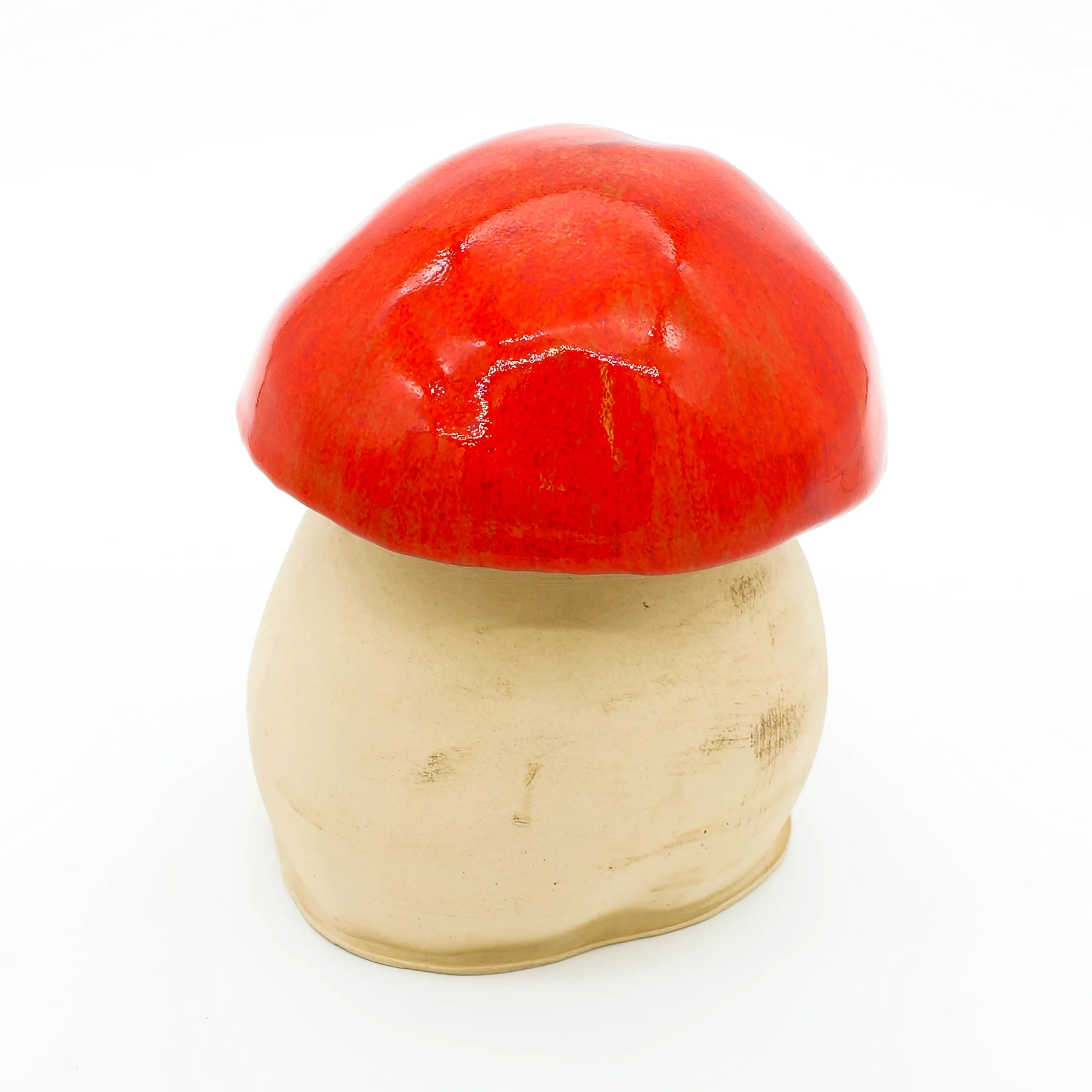großer Keramikpilz. Farbe rot